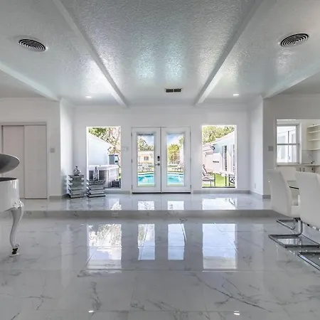 Poolside Opulence Tennis And Hottub